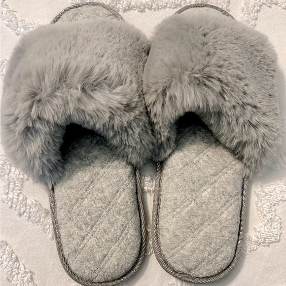 Shoes - Faux fur slippers NWOT sz 9/10